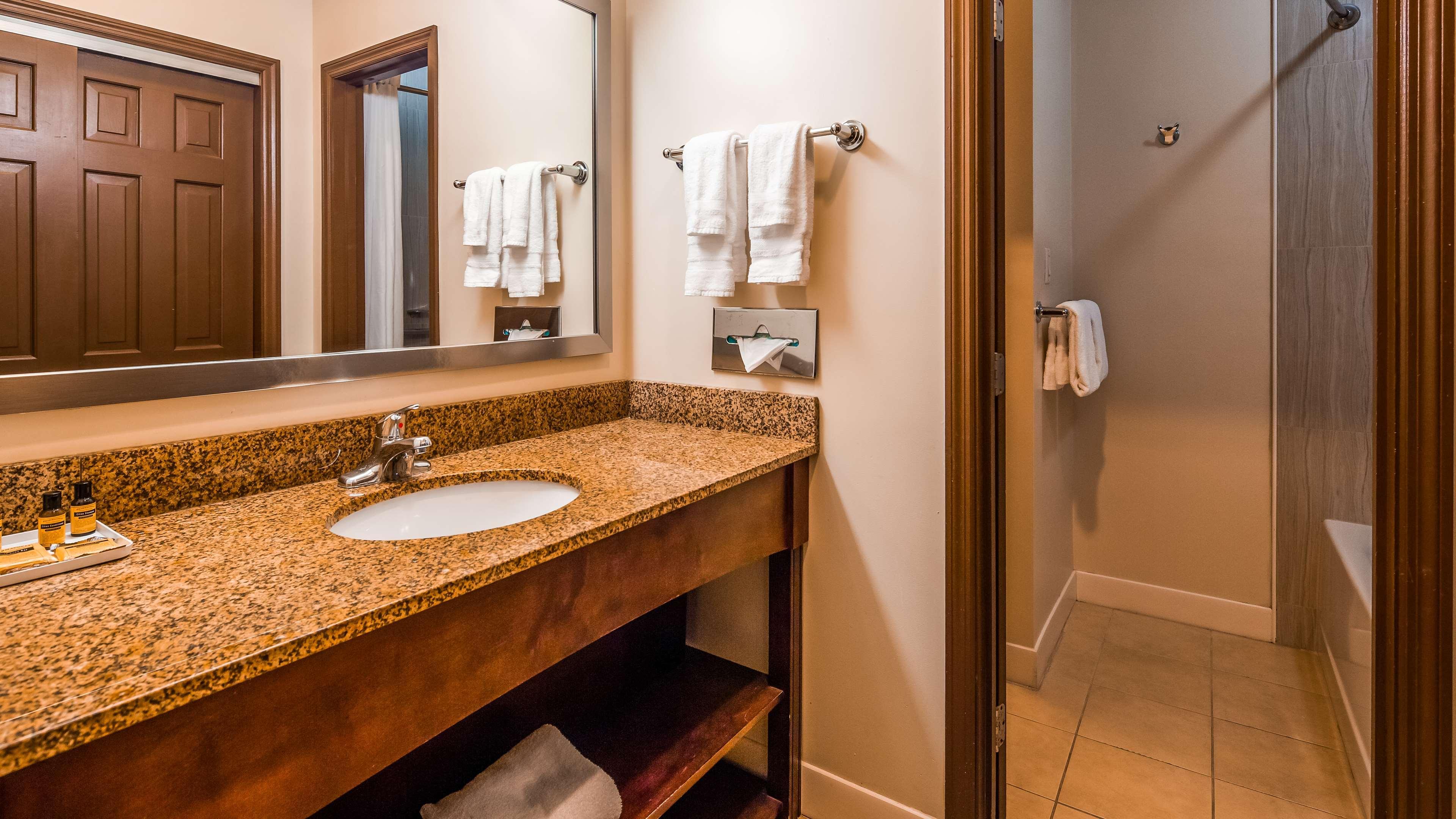Best Western Plus The Inn & Suites At The Falls Poughkeepsie Exterior foto