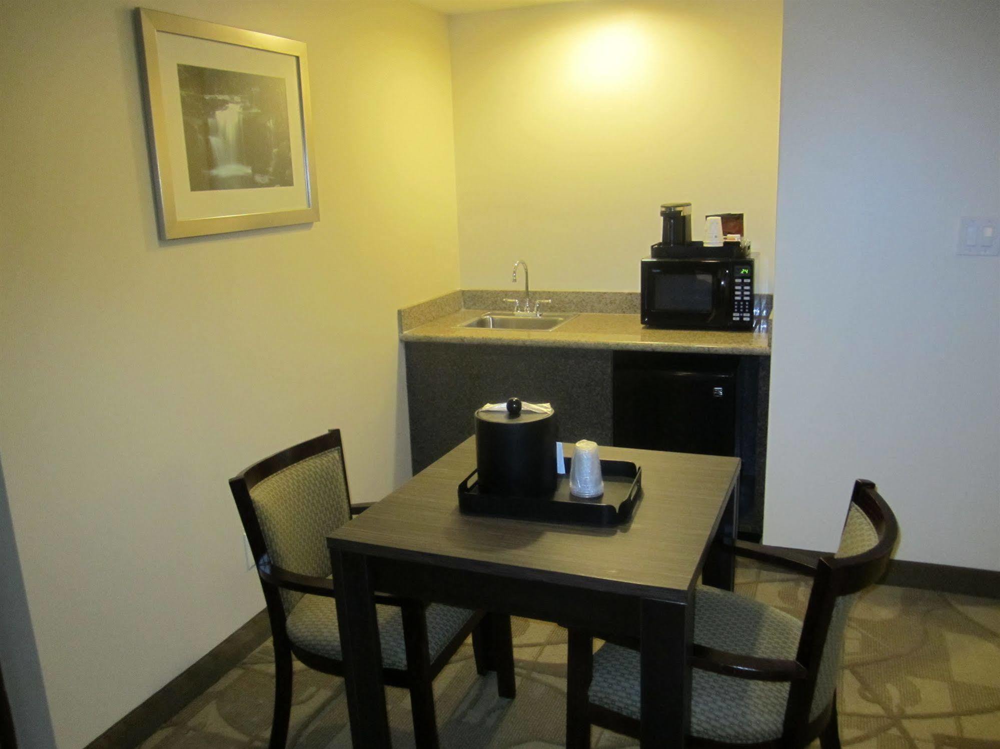 Best Western Plus The Inn & Suites At The Falls Poughkeepsie Exterior foto